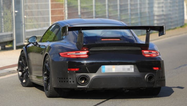 Porsche 911 GT2 2018, prime foto al Nurburgring - Foto 13 di 23
