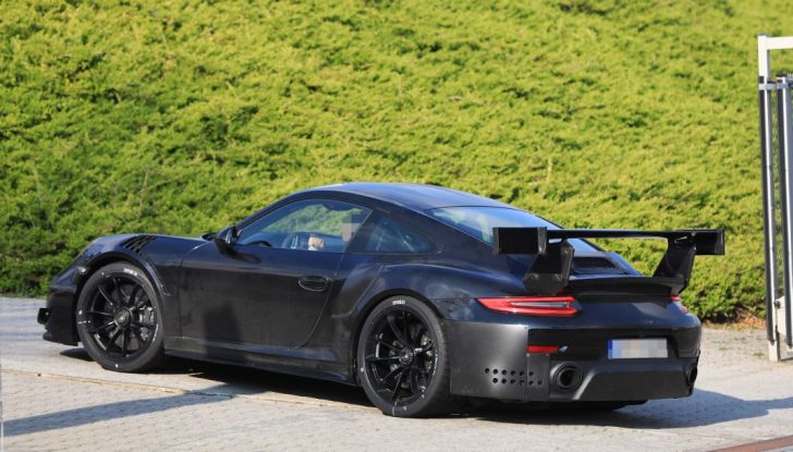Porsche 911 GT2 2018, prime foto al Nurburgring - Foto 15 di 23