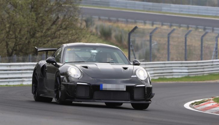 Porsche 911 GT2 2018, prime foto al Nurburgring - Foto 16 di 23