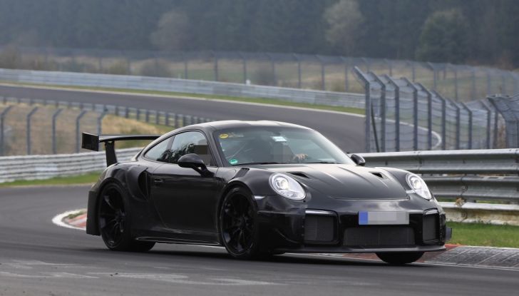 Porsche 911 GT2 2018, prime foto al Nurburgring - Foto 1 di 23