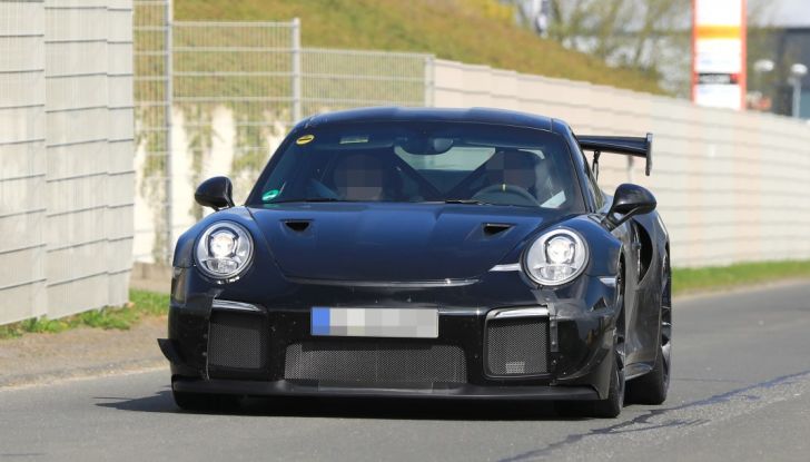 Porsche 911 GT2 2018, prime foto al Nurburgring - Foto 20 di 23