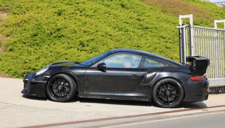 Porsche 911 GT2 2018, prime foto al Nurburgring - Foto 4 di 23