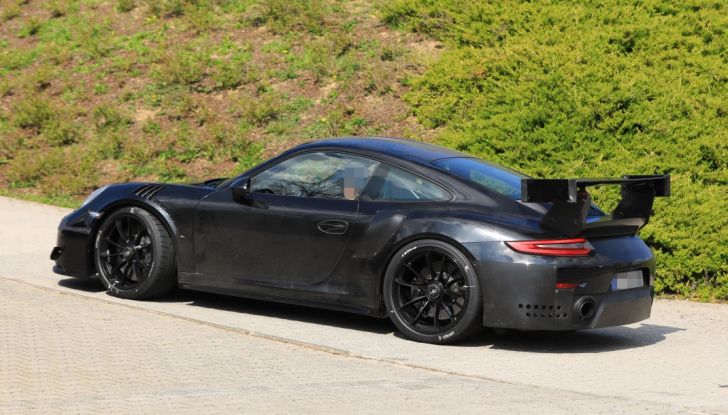 Porsche 911 GT2 2018, prime foto al Nurburgring - Foto 5 di 23