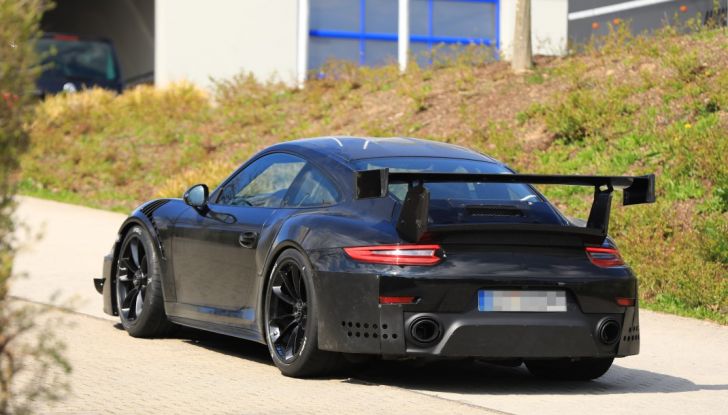 Porsche 911 GT2 2018, prime foto al Nurburgring - Foto 7 di 23
