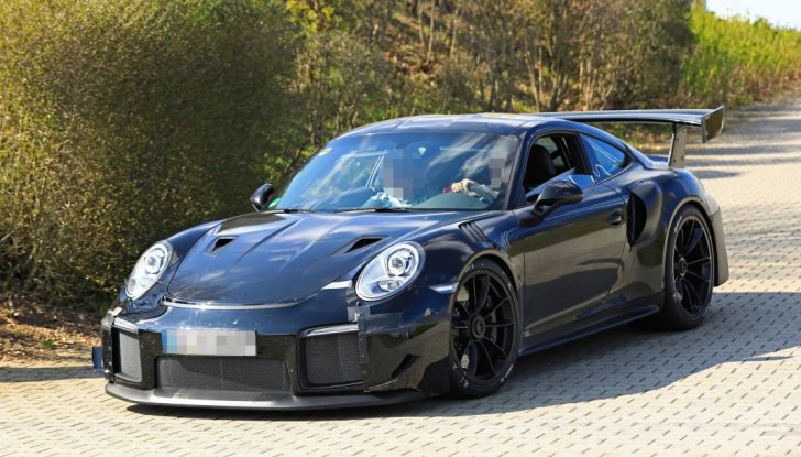 Porsche 911 GT2 2018, prime foto al Nurburgring - Foto 2 di 23