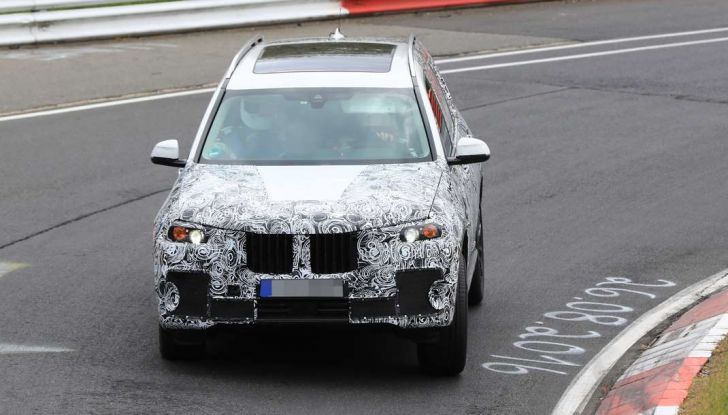 BMW X7 prime immagini spia e dettagli del nuovo SUV di lusso - Foto 8 di 15