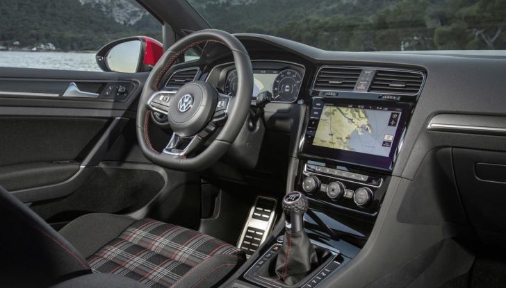 Prova nuova Volkswagen Golf 2017, versioni speciali: dall’elettrico alla Golf R - Foto 14 di 20