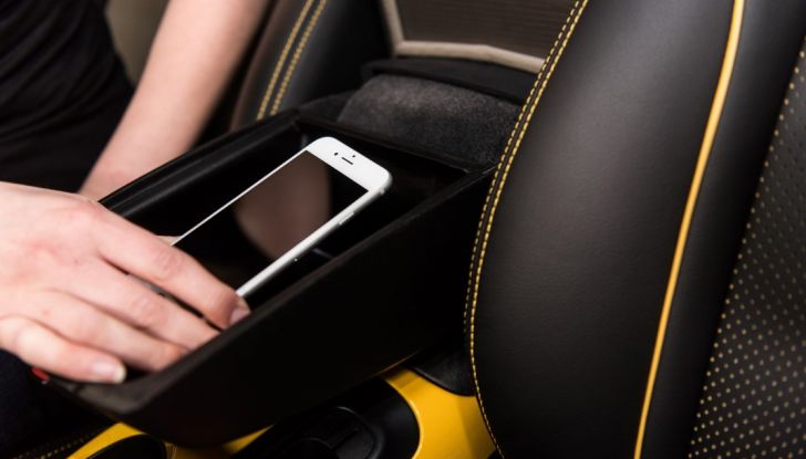 Smartphone alla guida, Nissan prova ad affrontare il problema con una scoperta del 1800 - Foto 6 di 11