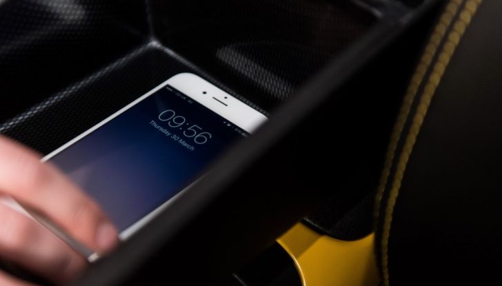 Smartphone alla guida, Nissan prova ad affrontare il problema con una scoperta del 1800 - Foto 7 di 11