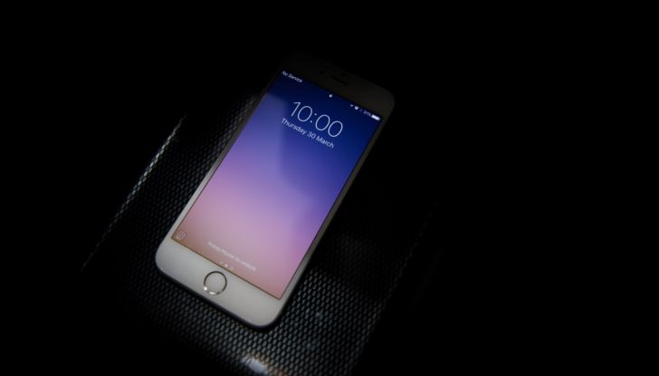 Smartphone alla guida, Nissan prova ad affrontare il problema con una scoperta del 1800 - Foto 8 di 11