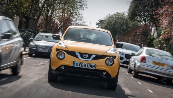 Smartphone alla guida, Nissan prova ad affrontare il problema con una scoperta del 1800 - Foto 1 di 11