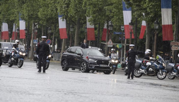 Emmanuel Macron e la DS 7 Crossback Presidenziale sugli Champs-Elysées - Foto 5 di 6