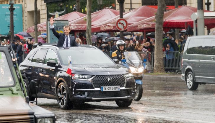 Emmanuel Macron e la DS 7 Crossback Presidenziale sugli Champs-Elysées - Foto 1 di 6