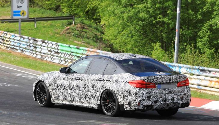 BMW M5, la berlina sportiva in azione al Nürburgring - Foto 6 di 13