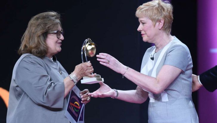 Bianca Carretto consegna a Linda Jackson il premio Mela d’Oro - Foto 7 di 9