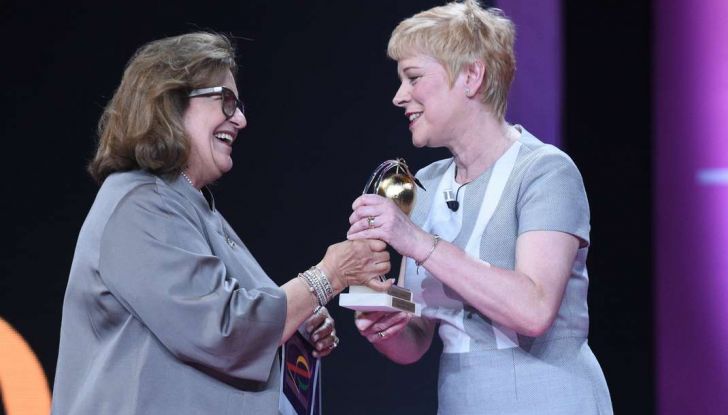 Bianca Carretto consegna a Linda Jackson il premio Mela d’Oro - Foto 1 di 9
