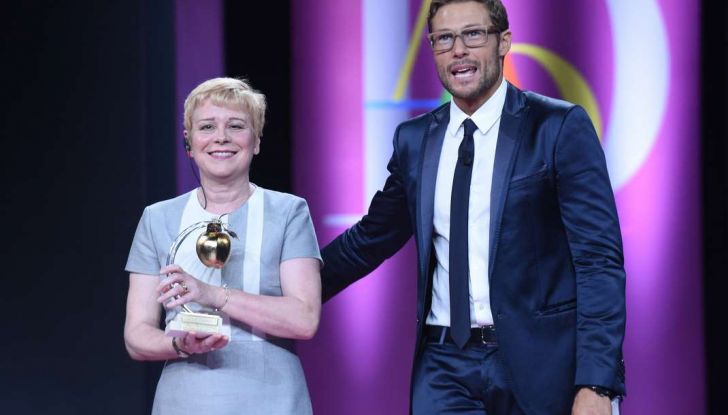 Bianca Carretto consegna a Linda Jackson il premio Mela d’Oro - Foto 8 di 9