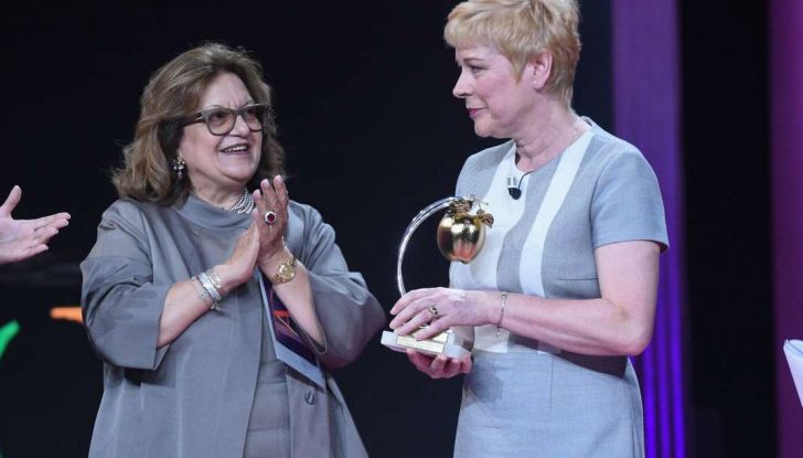 Bianca Carretto consegna a Linda Jackson il premio Mela d’Oro - Foto 2 di 9