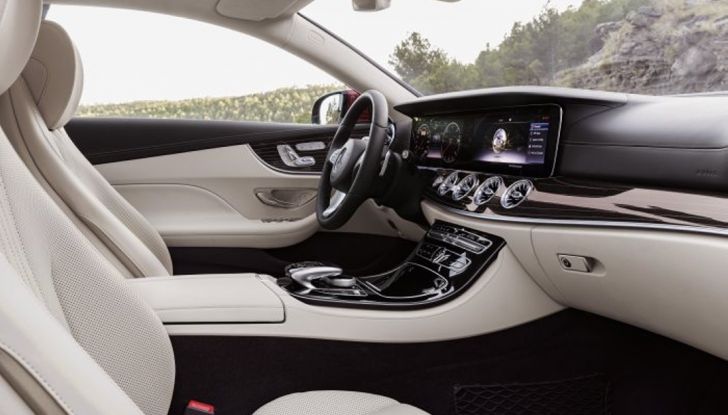 Mercedes Classe E Coupé 2017, la nostra prova tra due epoche - Foto 10 di 18