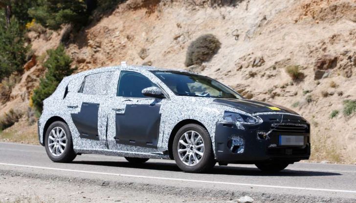 Ford Focus 2018, foto spia della quarta generazione - Foto 3 di 23
