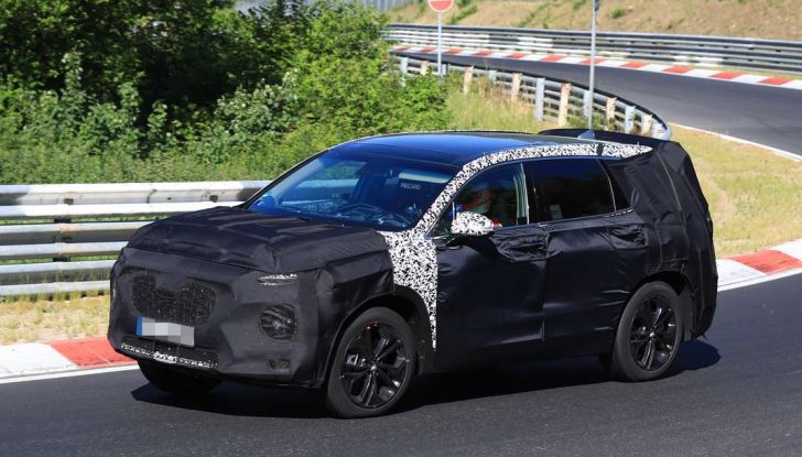 Hyundai Santa Fe 2018, foto e video spia della nuova generazione - Foto 4 di 12
