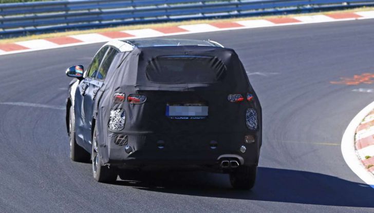 Hyundai Santa Fe 2018, foto e video spia della nuova generazione - Foto 5 di 12