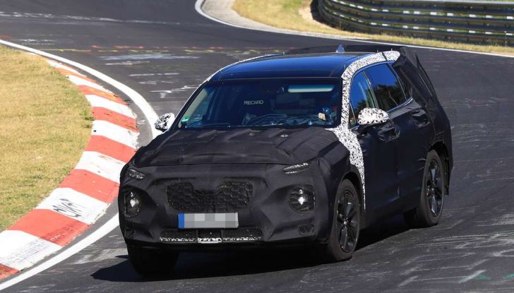 Hyundai Santa Fe 2018, foto e video spia della nuova generazione - Foto 7 di 12