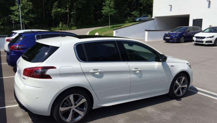 Nuova Peugeot 308: test su strada, sistemi di sicurezza​, guida assistita ​e motorizzazioni​ ecologiche - Foto 8 di 20