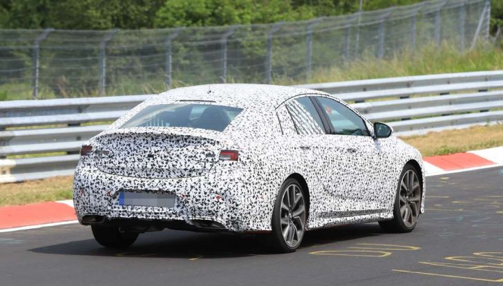 Nuova Opel Insignia OPC, primi test al Nurburgring - Foto 3 di 6