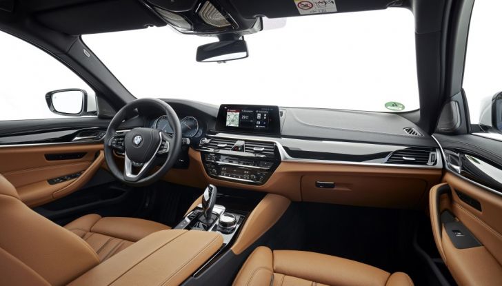 Nuova BMW Serie 5 Touring: Business Class su quattro ruote - Foto 4 di 31