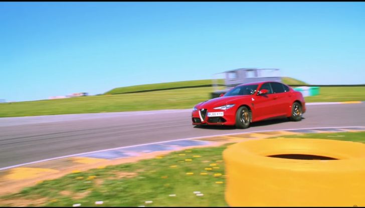 Alfa Romeo Giulia: un guasto nella sfida contro BMW M3 e Mercedes C63 AMG - Foto 1 di 29