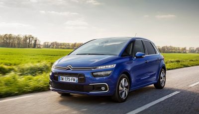 Citroën C4 Picasso supera la barriera di pedaggio autostradale in completa autonomia