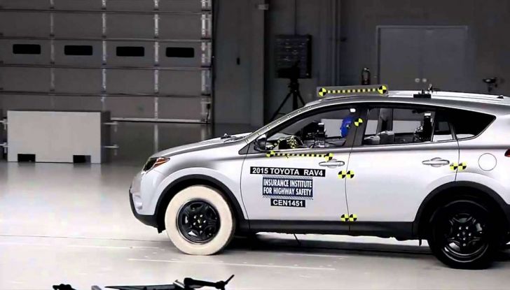 Sicurezza in auto: tutte le sigle, dall’ABS al TCS - Foto 10 di 10