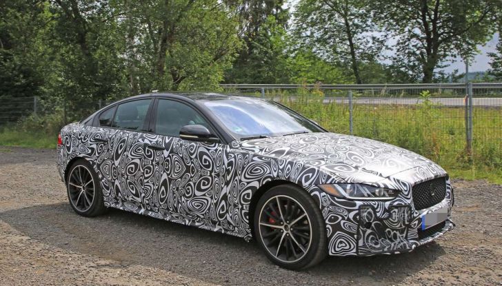 Jaguar XE SVR, primi test su strada - Foto 13 di 16