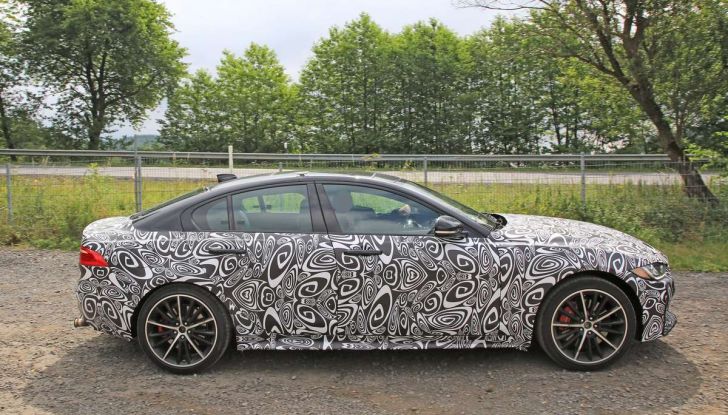 Jaguar XE SVR, primi test su strada - Foto 10 di 16