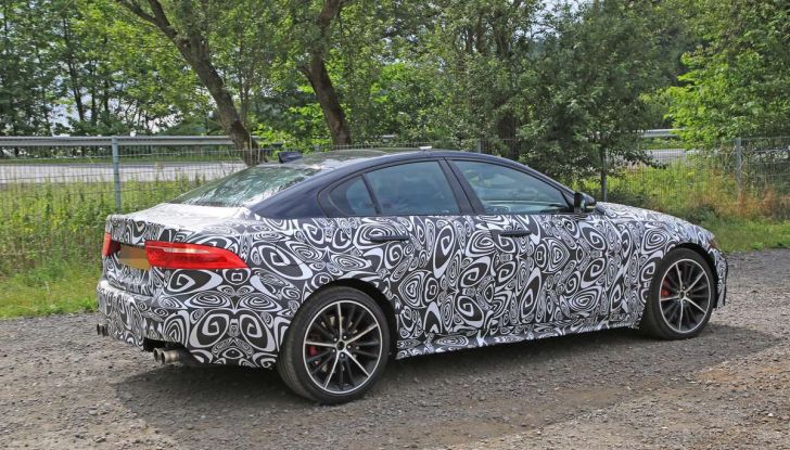 Jaguar XE SVR, primi test su strada - Foto 14 di 16