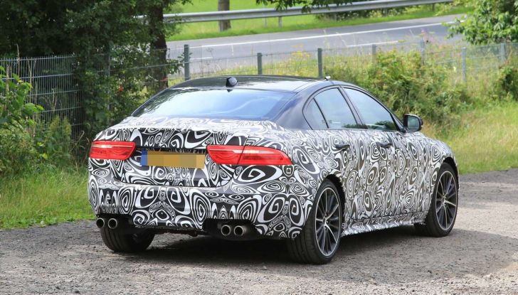 Jaguar XE SVR, primi test su strada - Foto 16 di 16