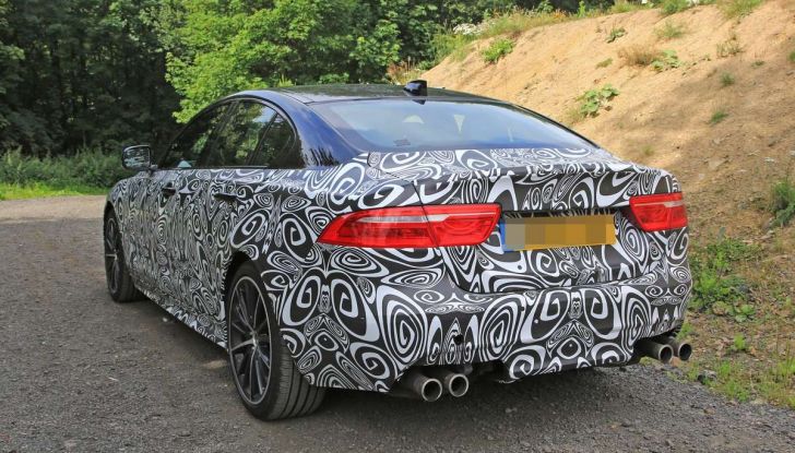 Jaguar XE SVR, primi test su strada - Foto 9 di 16