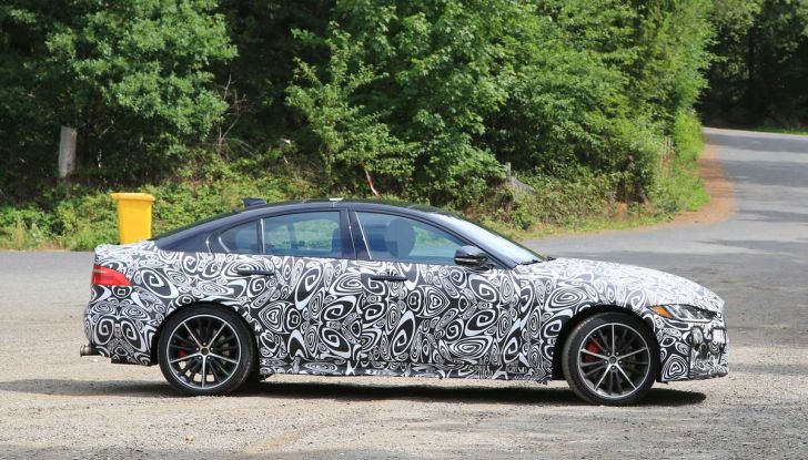 Jaguar XE SVR, primi test su strada - Foto 4 di 16