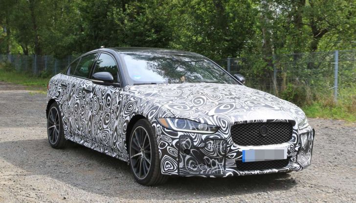 Jaguar XE SVR, primi test su strada - Foto 11 di 16