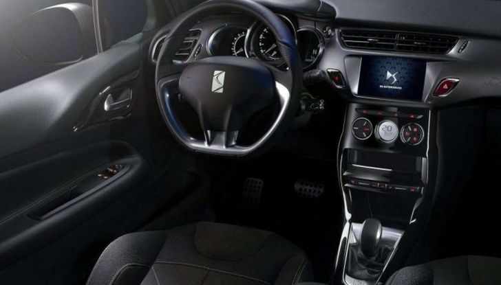 Nuova DS3 Cabrio test su strada, motori e dati tecnici - Foto 10 di 11