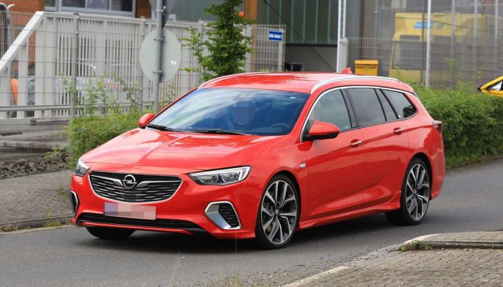 Opel Insignia GSi Sports Tourer, informazioni sulla station wagon sportiva - Foto 15 di 29