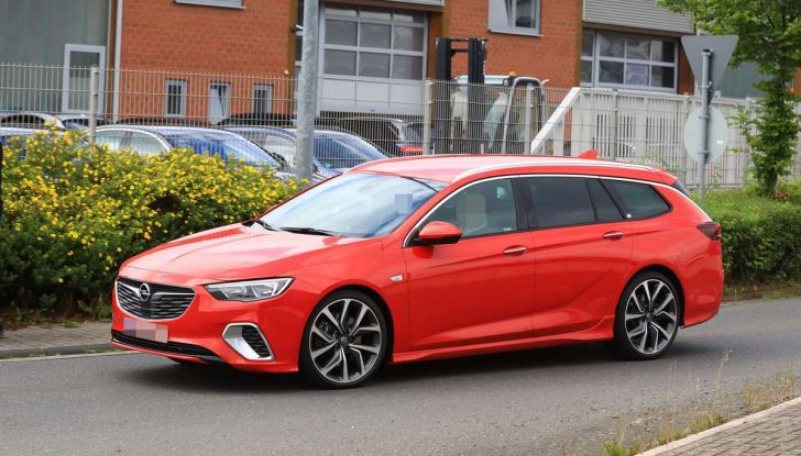 Opel Insignia GSi Sports Tourer, informazioni sulla station wagon sportiva - Foto 17 di 29