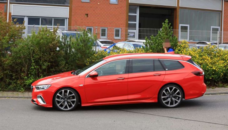 Opel Insignia GSi Sports Tourer, informazioni sulla station wagon sportiva - Foto 18 di 29