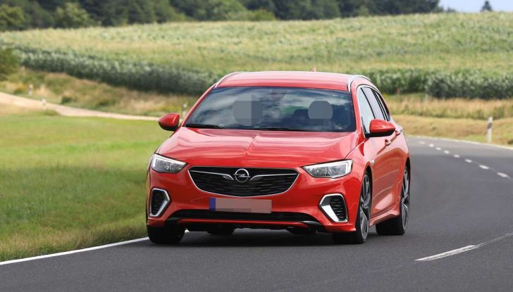 Opel Insignia GSi Sports Tourer, informazioni sulla station wagon sportiva - Foto 11 di 29