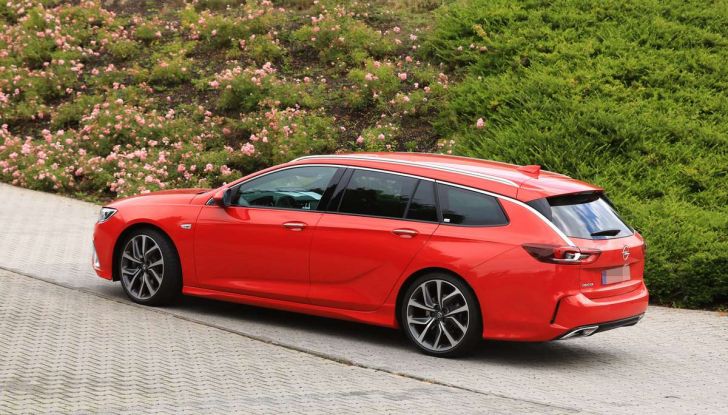 Opel Insignia GSi Sports Tourer, informazioni sulla station wagon sportiva - Foto 10 di 29