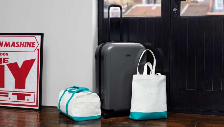 Trapani Peugeot, Borse Mini, occhiali Porsche e molto altro fra i gadget delle case auto - Foto 8 di 11