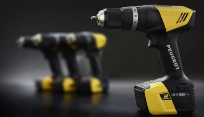 Trapani Peugeot, Borse Mini, occhiali Porsche e molto altro fra i gadget delle case auto