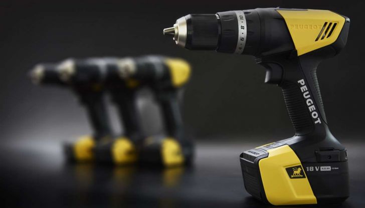 Trapani Peugeot, Borse Mini, occhiali Porsche e molto altro fra i gadget delle case auto - Foto 1 di 11