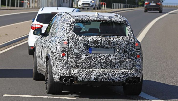BMW X5 M foto spia del SUV in versione sportiva - Foto 12 di 17